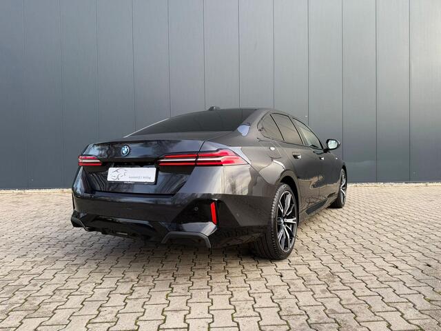 BMW 5-SERIE 550e xDrive pano / B&W / trekhaak / Iconic glow