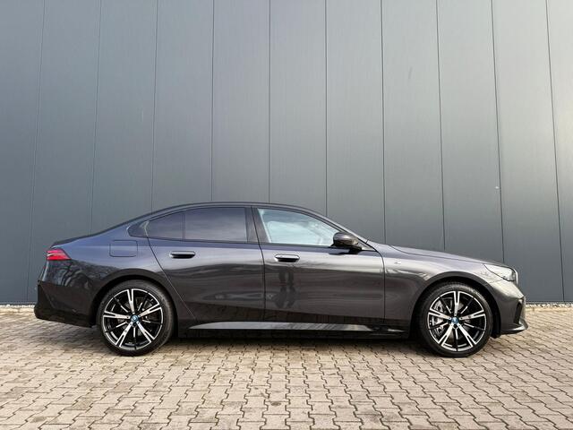 BMW 5-SERIE 550e xDrive pano / B&W / trekhaak / Iconic glow