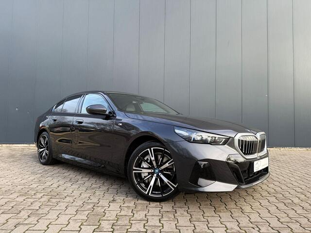 BMW 5-SERIE 550e xDrive pano / B&W / trekhaak / Iconic glow