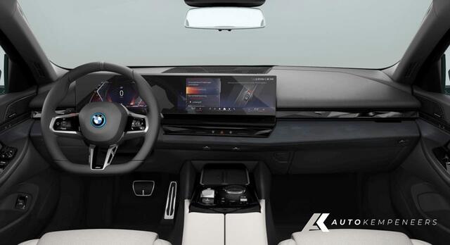BMW 5-SERIE 530e xDrive M Sport | Comfort Seats | Memory | Harman/Kardon | Driving Ass. Plus | Trekhaak | Ventilate | 20' Inch |