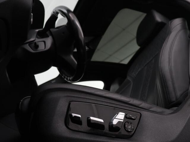 BMW 5-SERIE 530d M Sport | Schuifdak | Head-Up | Nappaleder | Trekhaak | Adaptive cruise | Laserlicht | Camera | Stoelverwarming | Navigatie | 20'' | Sfeerverlichting | Park Assist | Origineel NL