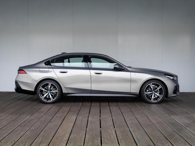 BMW 5-SERIE Sedan 530e | M Sportpakket | Glazen Panoramadak | Stuur- en stoelverwarming | Trekhaak Elektrisch | Harman Kardon | Leder