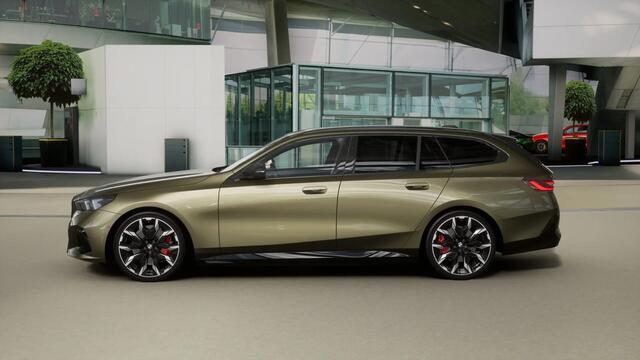 BMW 5-SERIE Touring 550e xDrive M Sport Automaat / Panoramadak / Trekhaak / Adaptief onderstel professional / Bowers & Wilkins / M Multifunctionele Stoelen / Parking Assistant Plus