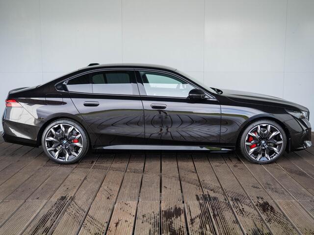 BMW 5-SERIE 550e xDrive | M Sportpakket Pro | Innovation Pack | Individual Ruby Black | Bowers & Wilkins | Stuurwielrand verwarmd | Comfort Access | Panoramadak | Stoelventilatie | Trekhaak