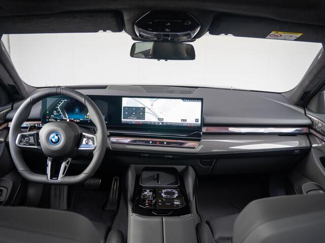 BMW 5-SERIE 550e xDrive | M Sportpakket Pro | Innovation Pack | Individual Ruby Black | Bowers & Wilkins | Stuurwielrand verwarmd | Comfort Access | Panoramadak | Stoelventilatie | Trekhaak