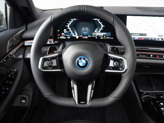 BMW 5-SERIE 550e xDrive | M Sportpakket Pro | Innovation Pack | Individual Ruby Black | Bowers & Wilkins | Stuurwielrand verwarmd | Comfort Access | Panoramadak | Stoelventilatie | Trekhaak