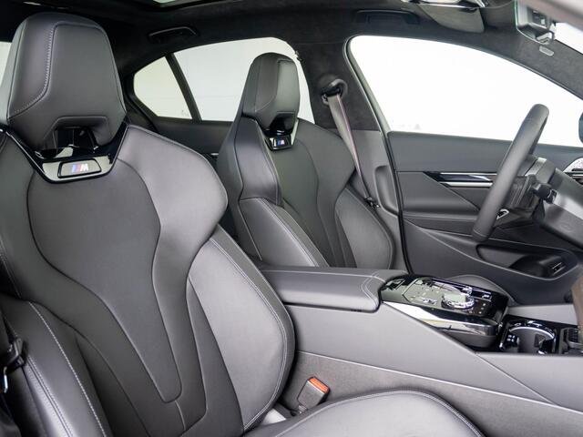 BMW 5-SERIE 550e xDrive | M Sportpakket Pro | Innovation Pack | Individual Ruby Black | Bowers & Wilkins | Stuurwielrand verwarmd | Comfort Access | Panoramadak | Stoelventilatie | Trekhaak