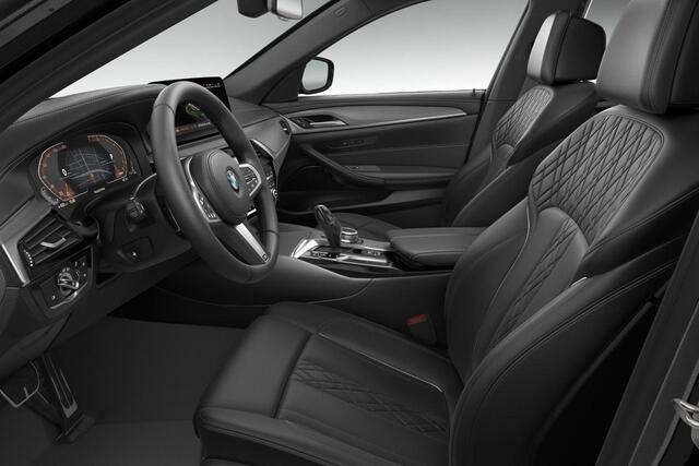 BMW 5-SERIE Touring 540i xDrive M-Sport / Trekhaak Electrisch / Glazen dak / Lederen Dashboard / Driving Assistant Professional / Nappa Leder