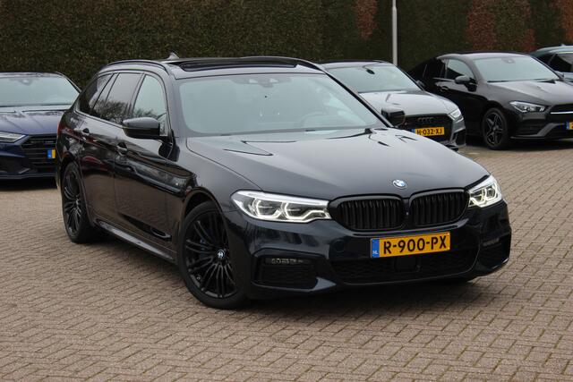 BMW 5-SERIE Touring 540i xDrive High Exe. M Sport / Trekhaak / Panoramadak / 360Camera / Head-up / Leder / 19'' / Harman Kardon / CarPlay / Stoelventilatie / Stuur+Stoelverwarming / 4zone / Dodehoek / DAB / ACC