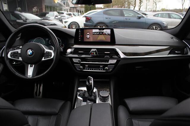 BMW 5-SERIE Touring 540i xDrive High Exe. M Sport / Trekhaak / Panoramadak / 360Camera / Head-up / Leder / 19'' / Harman Kardon / CarPlay / Stoelventilatie / Stuur+Stoelverwarming / 4zone / Dodehoek / DAB / ACC