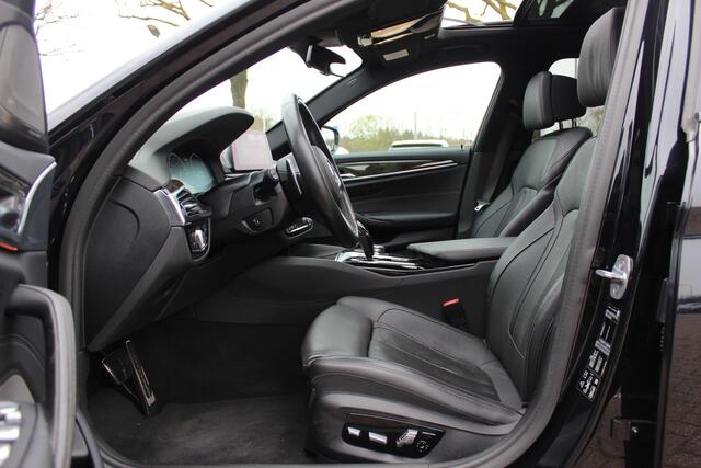 BMW 5-SERIE Touring 540i xDrive High Exe. M Sport / Trekhaak / Panoramadak / 360Camera / Head-up / Leder / 19'' / Harman Kardon / CarPlay / Stoelventilatie / Stuur+Stoelverwarming / 4zone / Dodehoek / DAB / ACC