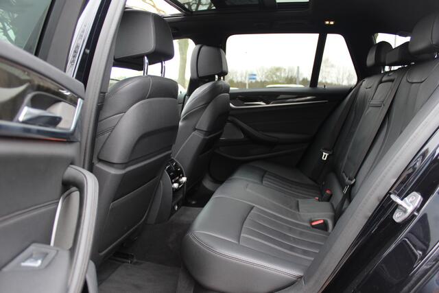 BMW 5-SERIE Touring 540i xDrive High Exe. M Sport / Trekhaak / Panoramadak / 360Camera / Head-up / Leder / 19'' / Harman Kardon / CarPlay / Stoelventilatie / Stuur+Stoelverwarming / 4zone / Dodehoek / DAB / ACC