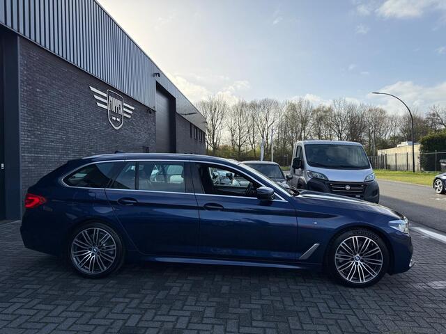 BMW 5-SERIE Touring 520i High Executive Edition | 1E EIGENAAR | 12MND GARANTIE | LED | PANODAK | TREKHAAK | LEDER | NAVI | CARPLAY | DAB |