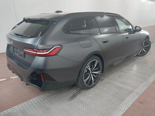 BMW 5-SERIE Touring 520d M-Sport | Frozen Mat Lak | 20" | CoPilot | Trekhaak |