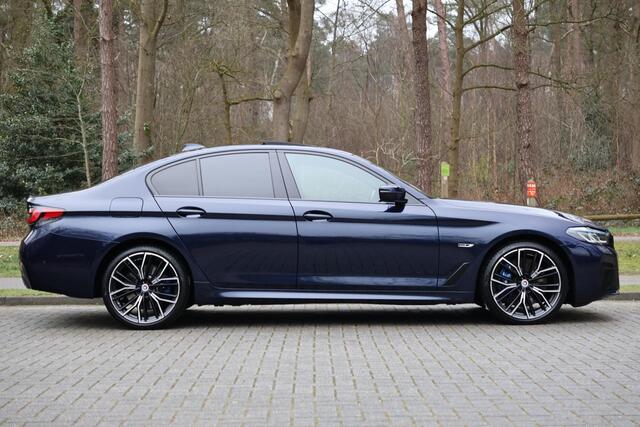 BMW 5-SERIE 545e xDrive High Executive Edition M-Sport Pro | HUD | M Multifunctionele stoel | Elektr. schuif/kanteldak | Harman Kardon | Co Pilot | Laser | DAB | Camera | 20" | 4-zone clima | Grootlichtassistent | Alarm kl.3 | Etc.