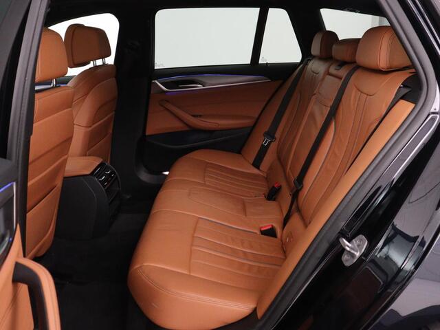 BMW 5-SERIE 520i M Sport | Panoramadak | Head-Up | 360 Camera | Leder | Stoelverwarming | Carplay | Sfeerverlichting | Full LED | Park Assist | DAB | Live Cockpit | Sportstoelen | Navigatie | Dodehoek detectie