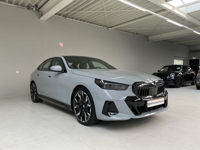 BMW 5-SERIE 550e xDrive I M Sportpakket I M Sportpakket Pro I Innovation Pack I Travel Pack I Glazen Panoramadak | Verwacht Juli