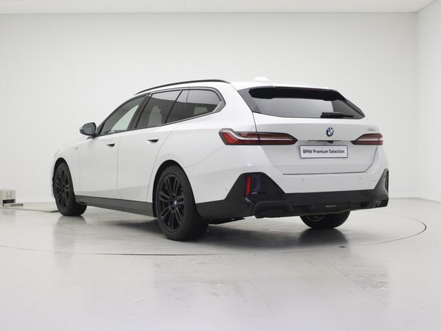 BMW 5-SERIE Touring 520i M-Sport | Driving Assistant Plus | Harman Kardon | Panorama | Standkachel | Trekhaak | Mild Hybid