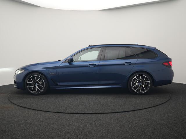 BMW 5-SERIE Touring 530e M Sport PHEV 293pk Dealer O.H. | Panodak | Adaptive Cruise | 360 Camera | Harman / Kardon | Lederen Comfortzetels Memory & Verwarmd | Adaptive LED | Apple Carplay | Blis | Sfeerverlichting | Navigatie | DAB | Plug In Hybrid |