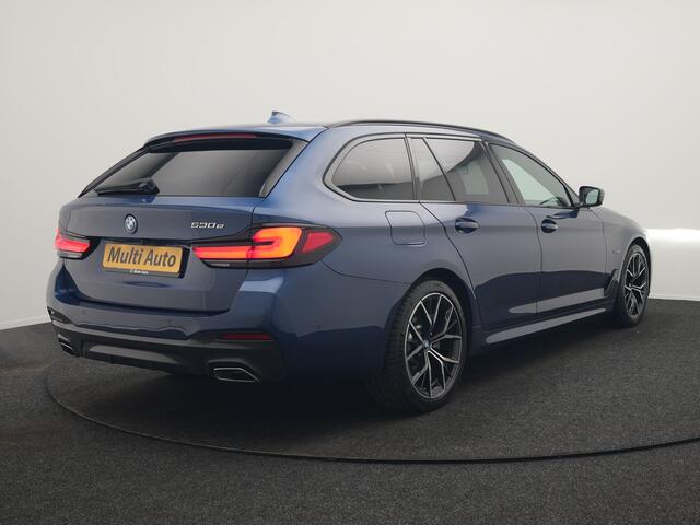 BMW 5-SERIE Touring 530e M Sport PHEV 293pk Dealer O.H. | Panodak | Adaptive Cruise | 360 Camera | Harman / Kardon | Lederen Comfortzetels Memory & Verwarmd | Adaptive LED | Apple Carplay | Blis | Sfeerverlichting | Navigatie | DAB | Plug In Hybrid |
