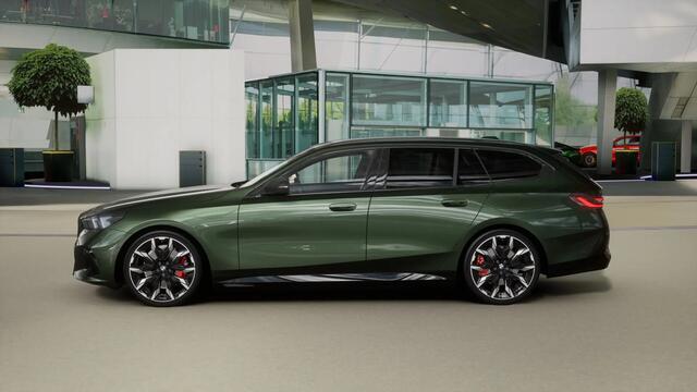 BMW 5-SERIE Touring 550e xDrive M Sport Automaat / Panoramadak / Trekhaak / Bowers & Wilkins / M Multifunctionele Stoelen / Adaptief onderstel professional / Parking Assistant Plus