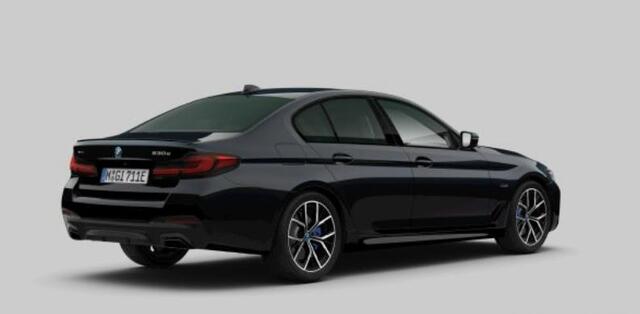 BMW 5-SERIE 530e xDrive M Sport - Schuif/kanteldak - Active Cruise Control - M Multifunctionele voorstoelen - Comfort Access - High Beam Assistant - Head up - Harman Kardon - Parking Assistant Plus -