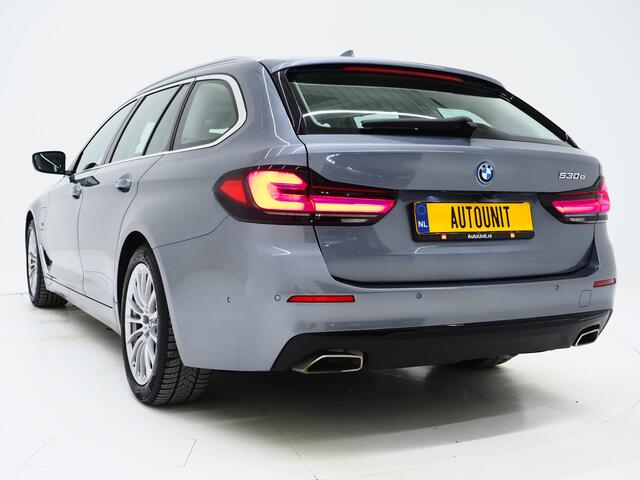 BMW 5-SERIE Touring 530e | Panoramadak | Trekhaak | Leder | Camera | Memory | Sfeerlicht | Carplay