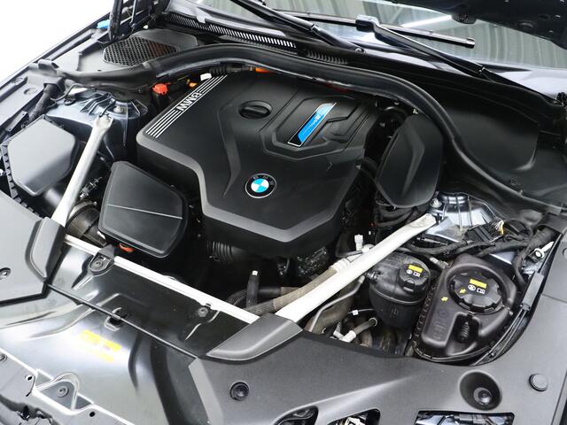 BMW 5-SERIE Touring 530e | Panoramadak | Trekhaak | Leder | Camera | Memory | Sfeerlicht | Carplay