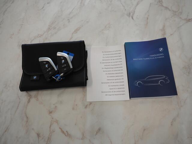 BMW 5-SERIE Touring 530e Shadow Line | NL auto | Leder | LaserLED | Camera | Memory | Dodehoek | Cruise | DAB | Carplay