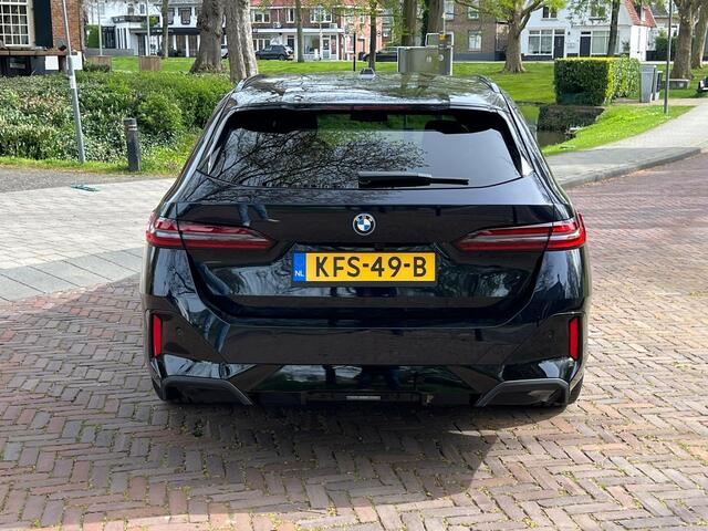 BMW 5-SERIE Touring 550e xDrive - Adaptieve Cruisecontrole - Stoelverwarming - Leder - Automatische trekhaak wegklapbaar