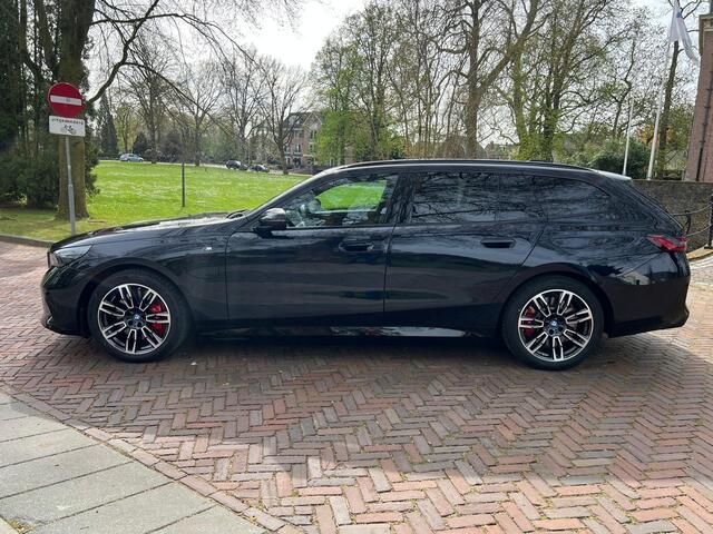BMW 5-SERIE Touring 550e xDrive - Adaptieve Cruisecontrole - Stoelverwarming - Leder - Automatische trekhaak wegklapbaar