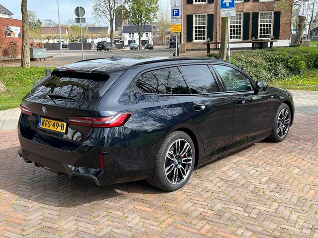 BMW 5-SERIE Touring 550e xDrive - Adaptieve Cruisecontrole - Stoelverwarming - Leder - Automatische trekhaak wegklapbaar