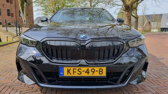 BMW 5-SERIE Touring 550e xDrive - Adaptieve Cruisecontrole - Stoelverwarming - Leder - Automatische trekhaak wegklapbaar