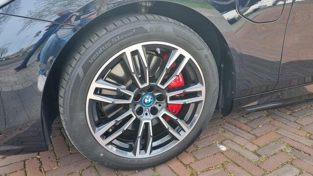 BMW 5-SERIE Touring 550e xDrive - Adaptieve Cruisecontrole - Stoelverwarming - Leder - Automatische trekhaak wegklapbaar