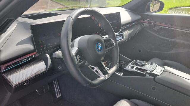 BMW 5-SERIE Touring 550e xDrive - Adaptieve Cruisecontrole - Stoelverwarming - Leder - Automatische trekhaak wegklapbaar
