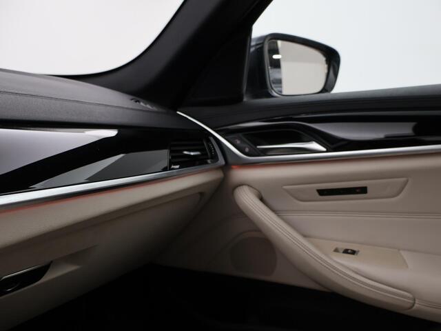 BMW 5-SERIE Touring 520i H.E. 184 PK AUT. LUXURY LINE + COMFORTZETELS | AFN. TREKHAAK | PANORAMA | LIVE COCKPIT | ADAPTIVE CRUISE
