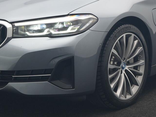 BMW 5-SERIE Touring 530e Business Edition Plus PHEV 293pk Dealer O.H. | Trekhaak Af Fabriek | Adaptive Cruise | 360 Camera | Lederen Comfortzetels Verwarmd | Blis | Apple Carplay | Hifi Audio | 19"L.M | Plug In Hybrid |