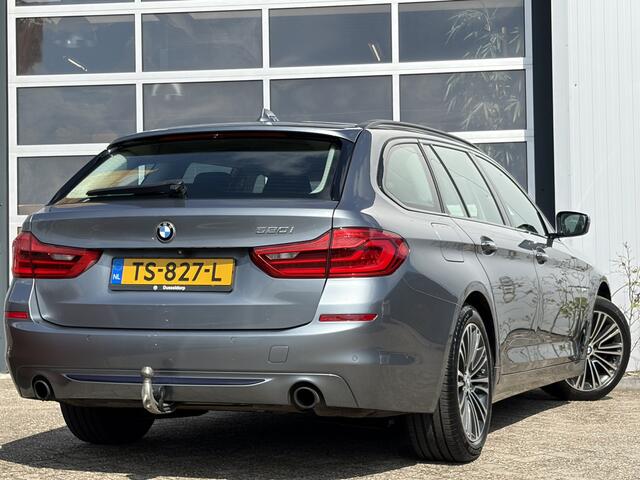 BMW 5-SERIE Touring 520i High Executive 184pk | Sport Line | Bluetooth | Elektrisch bedienbare achterklep | LED koplampen | Lederen bekleding | Navigatiesysteem full map | Voorstoelen verwarmd | Trekhaak elektrisch uitklapbaar | Prachtig exemplaar!