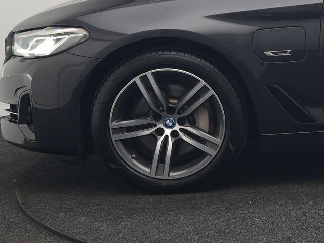 BMW 5-SERIE Touring 530e High Executive PHEV 293pk Dealer O.H. Achteras besturing | Trekhaak Af Fabriek | Adaptive Cruise | Camera | Lederen Sportstoelen Memory & Verwarmd | Sfeerverlichting | Stuur Verwarmd | Blis | Apple Carplay | Navigatie | DAB |