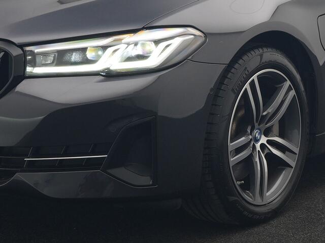 BMW 5-SERIE Touring 530e High Executive PHEV 293pk Dealer O.H. Achteras besturing | Trekhaak Af Fabriek | Adaptive Cruise | Camera | Lederen Sportstoelen Memory & Verwarmd | Sfeerverlichting | Stuur Verwarmd | Blis | Apple Carplay | Navigatie | DAB |