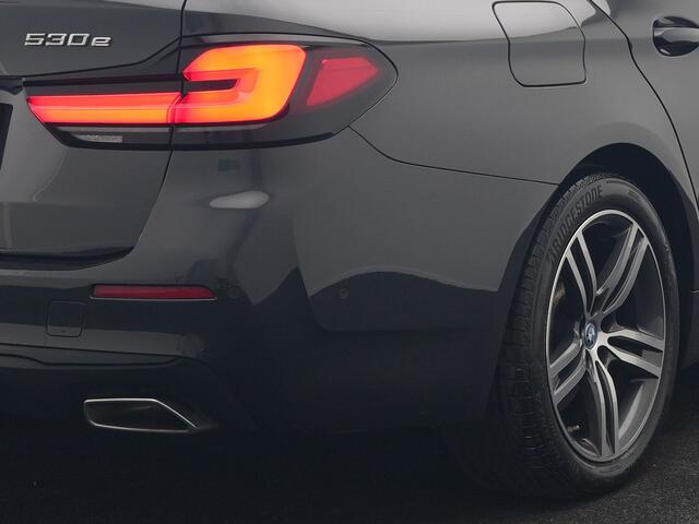 BMW 5-SERIE Touring 530e High Executive PHEV 293pk Dealer O.H. Achteras besturing | Trekhaak Af Fabriek | Adaptive Cruise | Camera | Lederen Sportstoelen Memory & Verwarmd | Sfeerverlichting | Stuur Verwarmd | Blis | Apple Carplay | Navigatie | DAB |