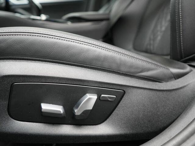 BMW 5-SERIE Touring 530e High Executive PHEV 293pk Dealer O.H. Achteras besturing | Trekhaak Af Fabriek | Adaptive Cruise | Camera | Lederen Sportstoelen Memory & Verwarmd | Sfeerverlichting | Stuur Verwarmd | Blis | Apple Carplay | Navigatie | DAB |