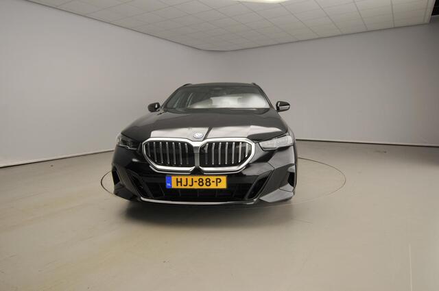 BMW 5-SERIE Touring 530e | M-Sportpakket | LED | Leder | HUD | Active cruise | Trekhaak | Panoramadak | DAB | Harman-kardon sound | Alu 20 inch