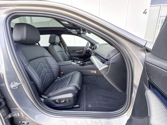 BMW 5-SERIE Touring 530e M Sport Edition M-Sport / Trekhaak / Glazen Dak / Driving Assistant Plus / 20 inch