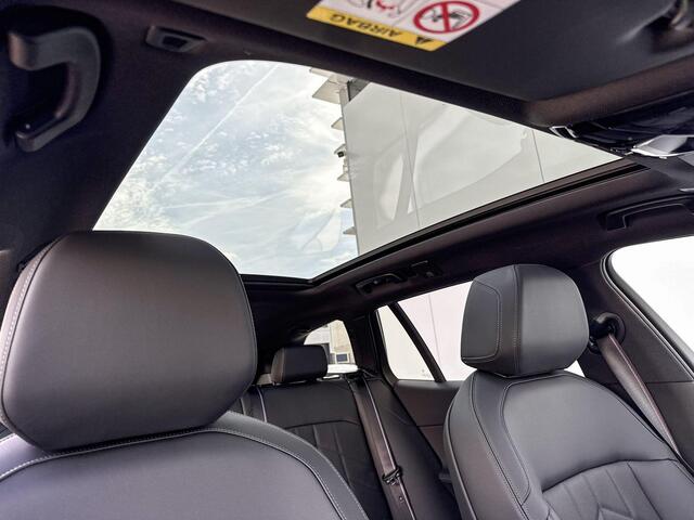 BMW 5-SERIE Touring 530e M Sport Edition M-Sport / Trekhaak / Glazen Dak / Driving Assistant Plus / 20 inch