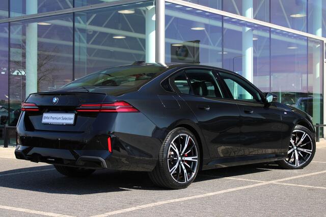 BMW 5-SERIE 520i High Executive M Sport Automaat / Panoramadak / Comfort Access / Harman-Kardon / Adaptieve LED / Parking Assistant Professional