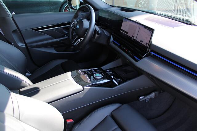 BMW 5-SERIE 520i High Executive M Sport Automaat / Panoramadak / Comfort Access / Harman-Kardon / Adaptieve LED / Parking Assistant Professional