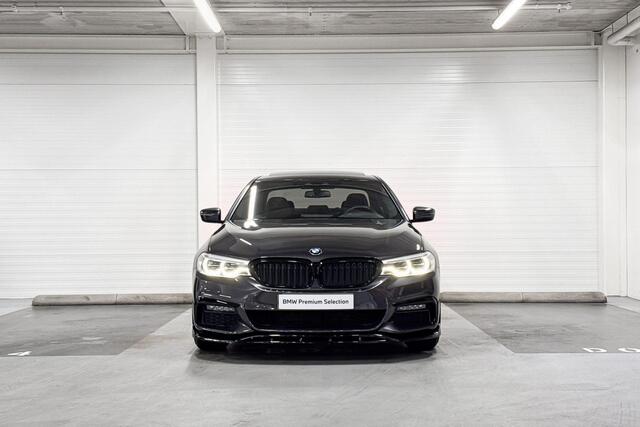 BMW 5-SERIE Sedan 520i High Executive | M Sportpakket | BMW Display Key | Head-Up Display | Stoelverwarming | Comfort Access | Panoramadak