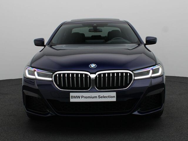 BMW 5-SERIE Sedan 530e High Executive | M Sportpakket | Parking Pack| Stuurwielrand Verwarmd | Schuifdak | Laserlight | Head-Up Display | Haraman Kardon | 18''
