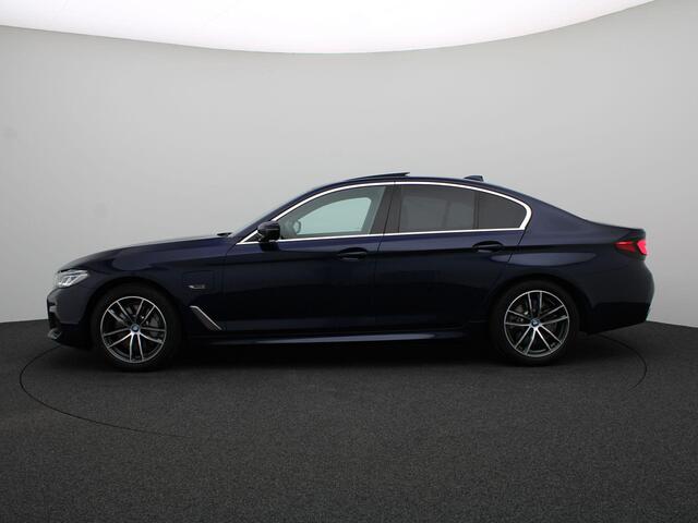 BMW 5-SERIE Sedan 530e High Executive | M Sportpakket | Parking Pack| Stuurwielrand Verwarmd | Schuifdak | Laserlight | Head-Up Display | Haraman Kardon | 18''